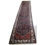 Teppich Hosseinabad / Husseinabad, Schurwolle auf Baumwolle, ca. 456x100cm, älter