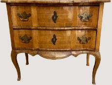 Kommode im Barock Stil, Beistellkommode wohl Nussbaum furniert, ca. 80cm breit, 19./20. Jhdt