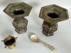 Asiatika Konvolut Paar Bronze Vasen wohl China und anderes wie Gefäß und Löffel