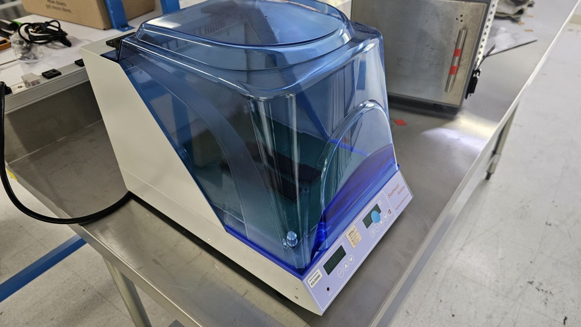 Incu-Shaker Mini con Control de Temperatura y Cubierta Protectora - Image 2 of 9