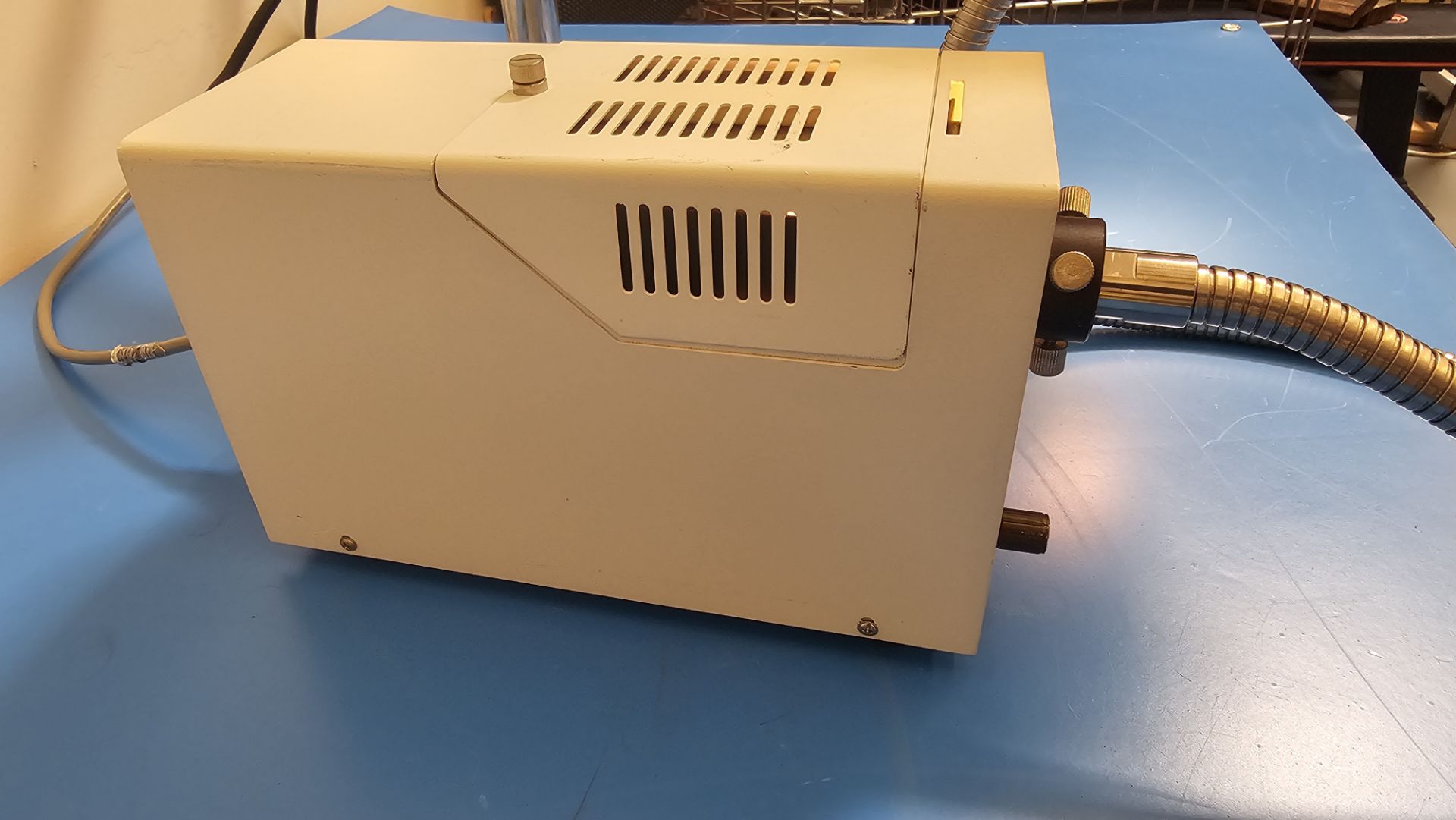 AmScope 150W Cold-Light Fiber Optic Microscope Illuminator w/ Haloid Lamp & Ring - Image 2 of 6