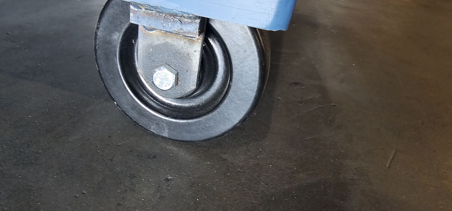 Wesco LT-20-3248 Heavy Duty Hydraulic Lift Table - 2000 lbs Capacity - Image 7 of 8