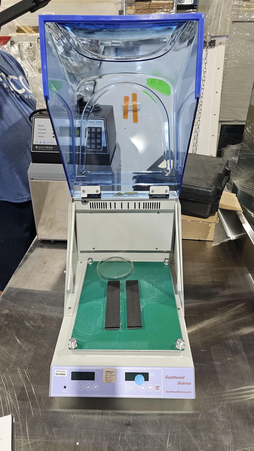 Incu-Shaker Mini con Control de Temperatura y Cubierta Protectora - Image 6 of 9