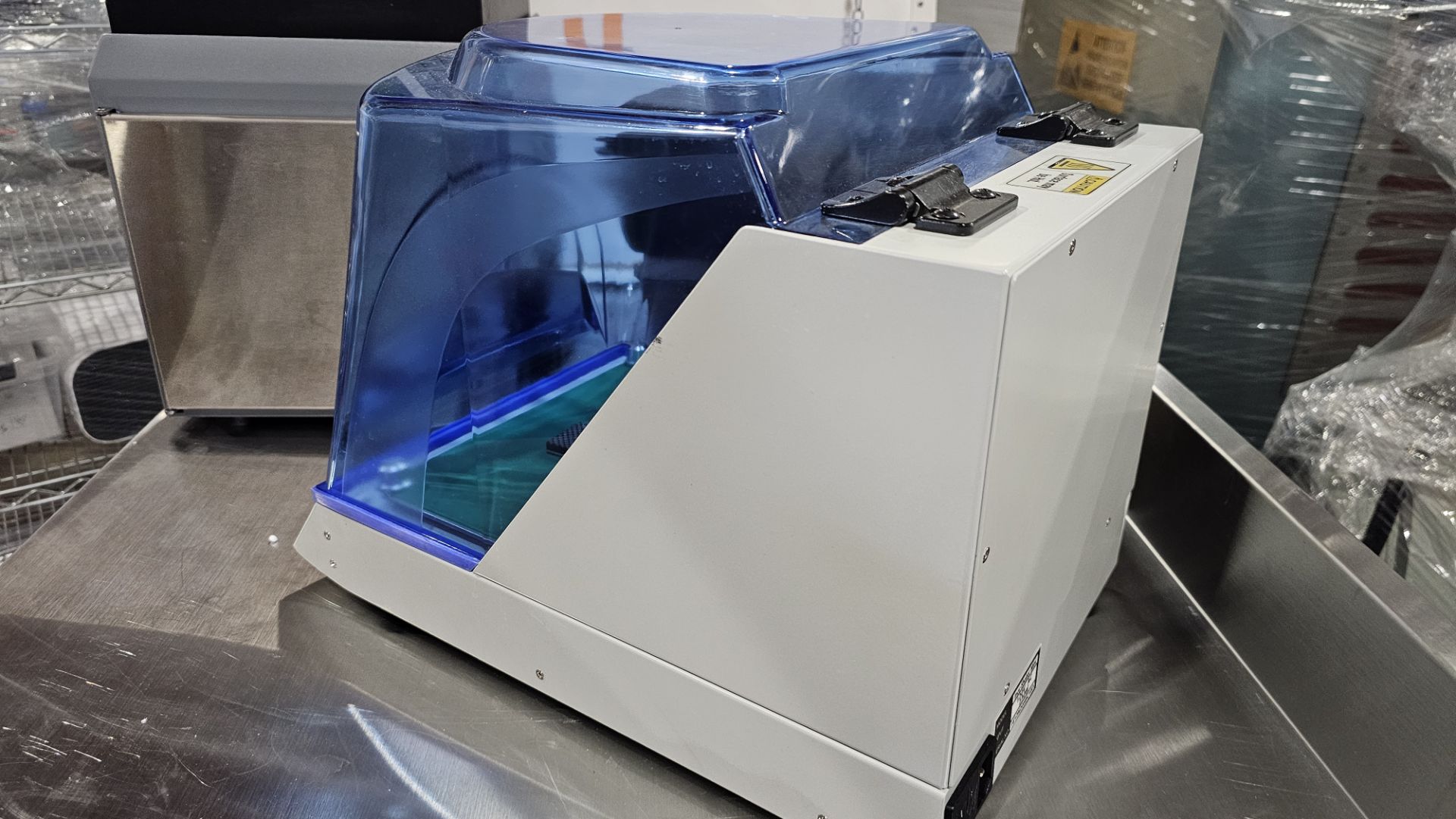 Incu-Shaker Mini con Control de Temperatura y Cubierta Protectora - Image 9 of 9