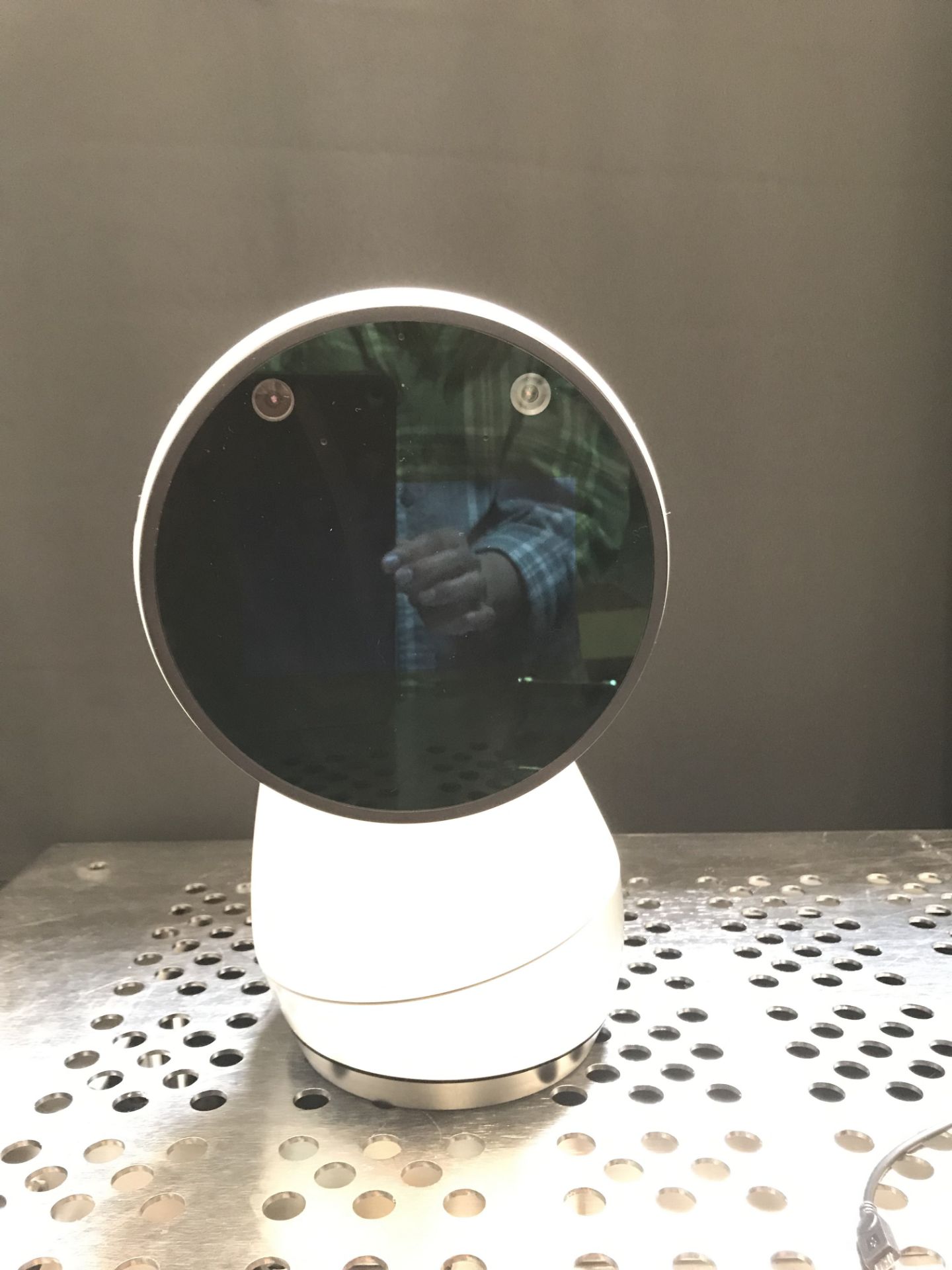 JIBO Robot BOJW-1000-0017 Jade-Turns On...