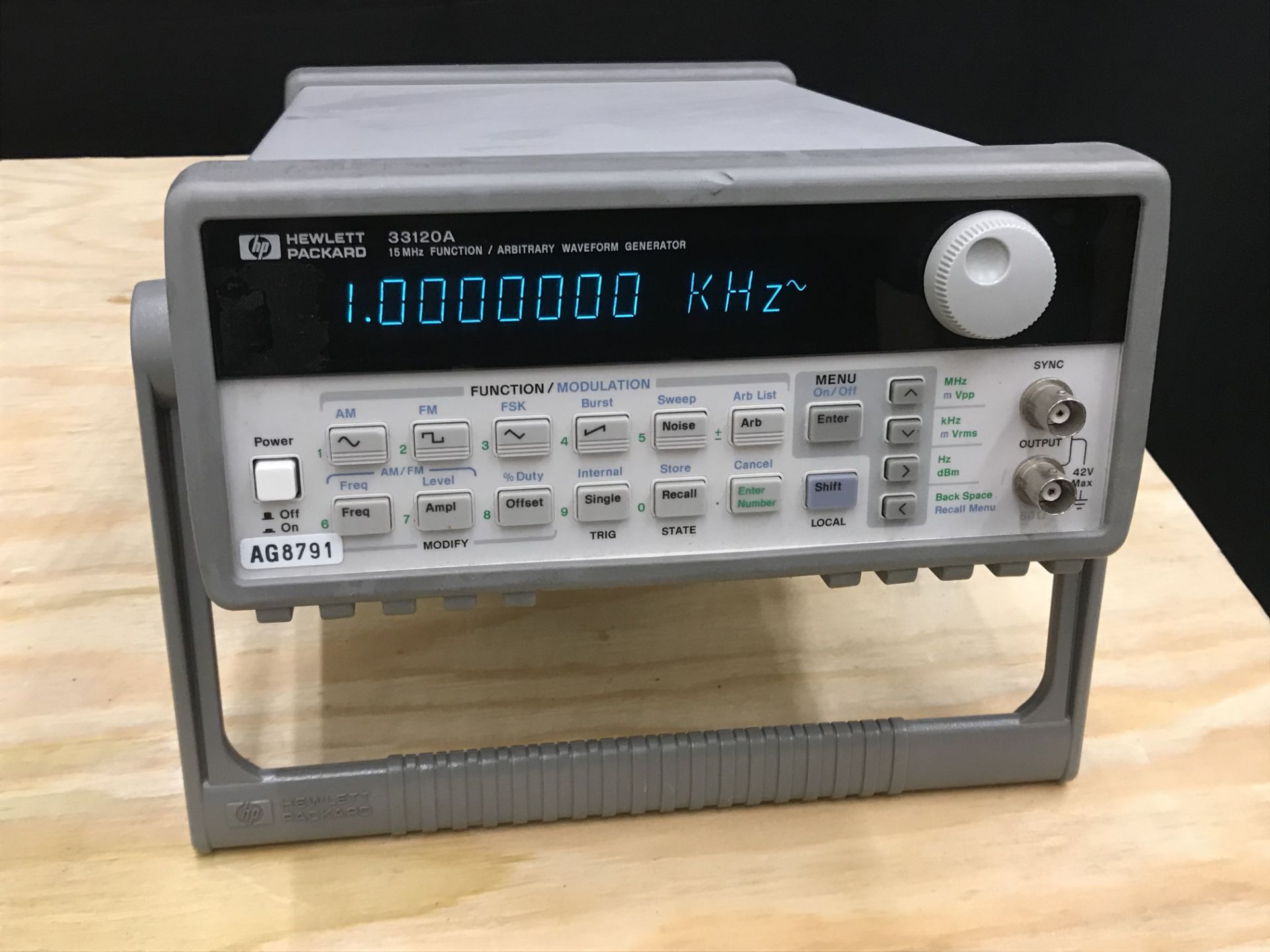 HP 33120A 15MHz Function / Arbitrary Waveform Generator - Image 2 of 3