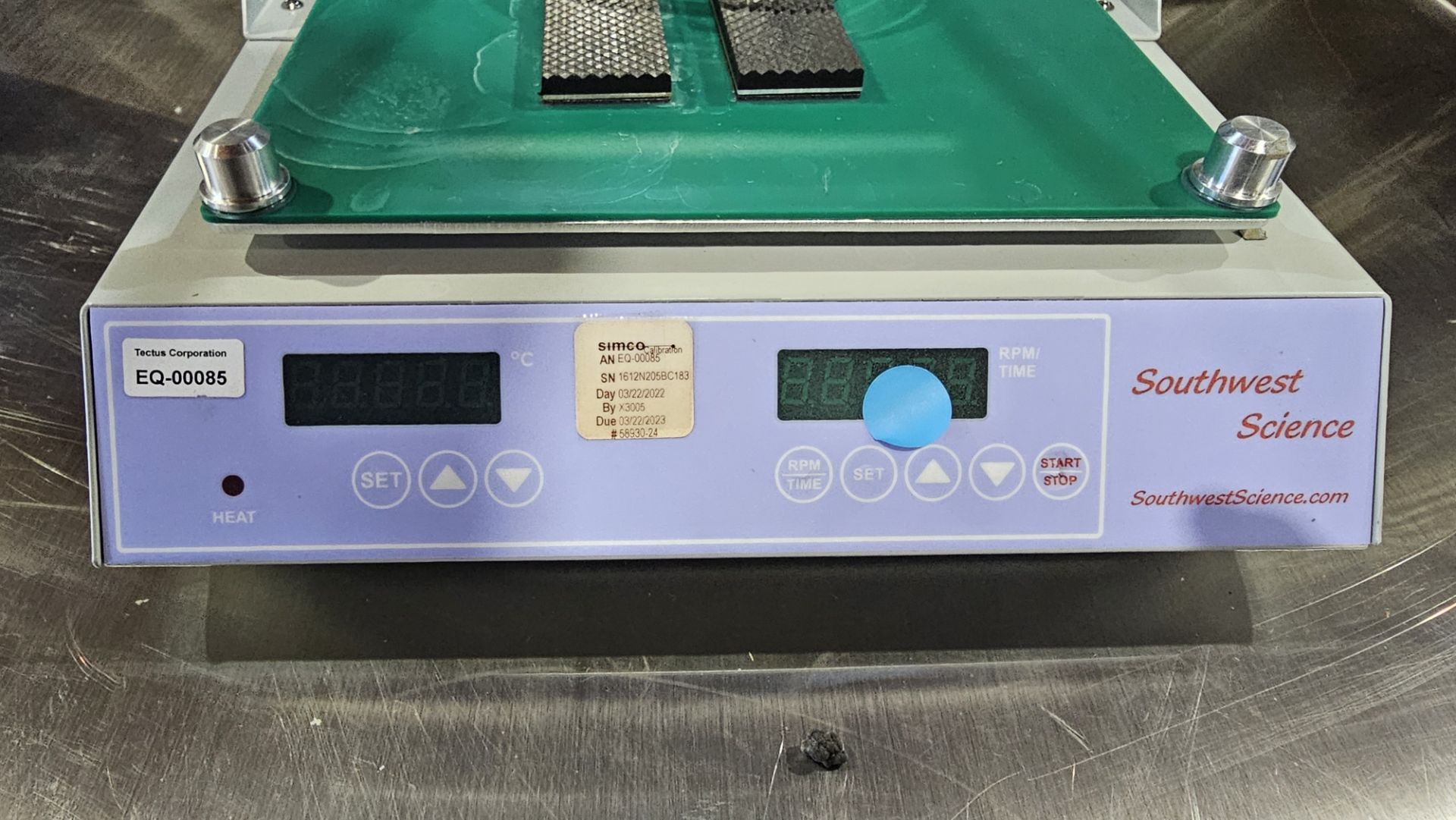 Incu-Shaker Mini con Control de Temperatura y Cubierta Protectora - Image 7 of 9