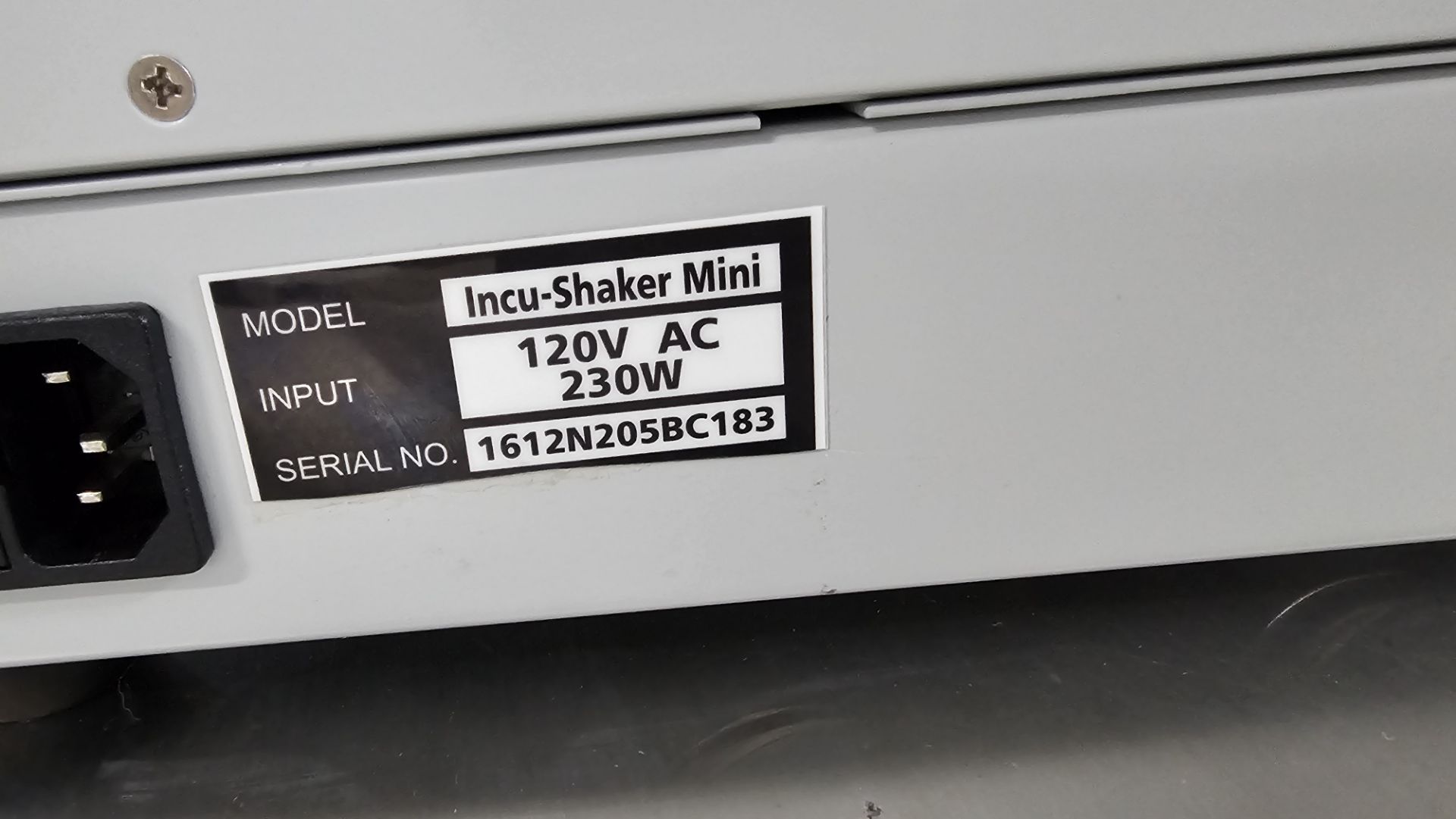 Incu-Shaker Mini con Control de Temperatura y Cubierta Protectora - Image 3 of 9