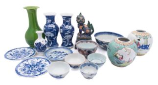 A mixed lot of Chinese and Japanese porcelain,