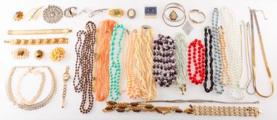 A mixed group of jewellery, including a