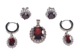 A mixed group of jewellery, including a