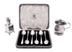 A small mixed lot of silver, comprising of a George V cased set of six Hanoverian pattern teaspoons,