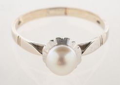 A pearl ring, set with a single cultured pearl, pearl approx. 5.
