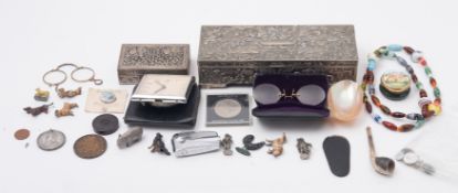 A bag of mixed collectable's; to include