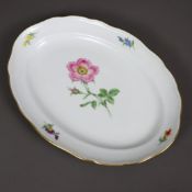Ovalplatte mit Blumenmalerei - Meissen, 20.Jh., Porzellan, Form "Neuer Ausschnitt", polychrome Bema