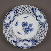 Durchbruchteller - Meissen, Knaufzeit, Porzellan, durchbrochen gearbeitete Fahne mit drei verzierte