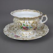 Tasse mit Untertasse - wohl Paris um 1800, Reliefporzellan, geschweifte bauchige Form mit Verjüngun