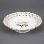 Fußschale - KPM Berlin, Porzellan, runde Schale mit durchbrochen verziertem Korbflechtrand, auf kur