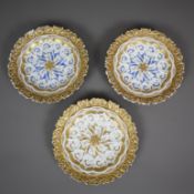 Drei kleine Prunkteller - Meissen, Knaufzeit, Porzellan, üppiger Reliefdekor mit Akanthusblättern,