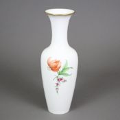 Enghalsvase - KPM Berlin, Porzellan, schauseitig polychrom bemalt mit Blumenarrangement, Goldrand,