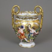 Doppelhenkel-Vase mit Capodimonte-Reliefdekor - Neapelmarke, aber wohl Thüringen um 1900/Anfang 20.