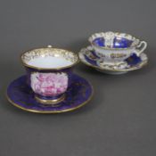 Zwei Biedermeier Tassen mit Untertassen - 19. Jh., Porzellan, 1x violetter Fond mit floralem Goldre