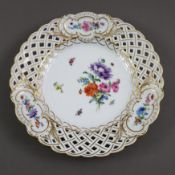 Durchbruchteller - Meissen, Porzellan, polychrome Blumenmalerei mit Insekten, Goldstaffage, durchbr