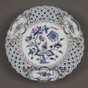 Durchbruchteller - Meissen, Porzellan, durchbrochen gearbeitete Fahne mit drei floral verzierten Ro