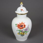 Deckelvase - Meissen, 20.Jh., Porzellan, polychrome Blumenmalerei, Goldstaffage, Balusterform, gloc