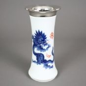 Keulenvase mit Silbermontur - Meissen, Porzellan, Dekor "Blauer Mingdrache", Rand mit Silbermontier