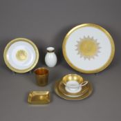 Acht prunkvolle Serviceteile - DW Karlsbad, 20. Jh., Porzellan, reicher Ätzgolddekor mit figürliche