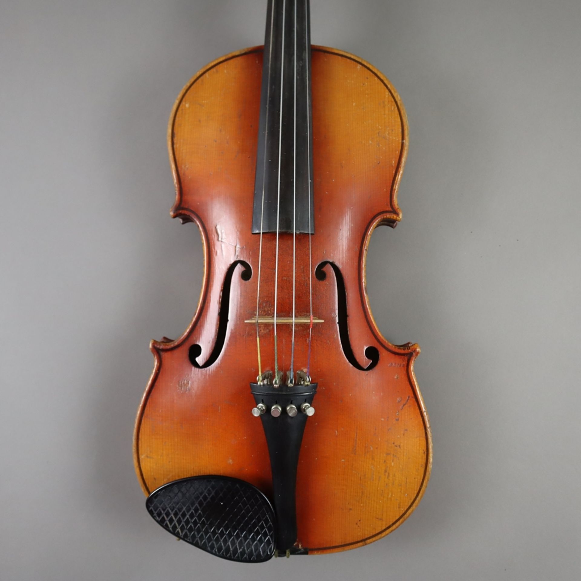 Geige mit Bogen im Geigenkoffer - auf dem Etikett bezeichnet " Joseph Guarnerius fecit Cremonae ann - Bild 6 aus 13