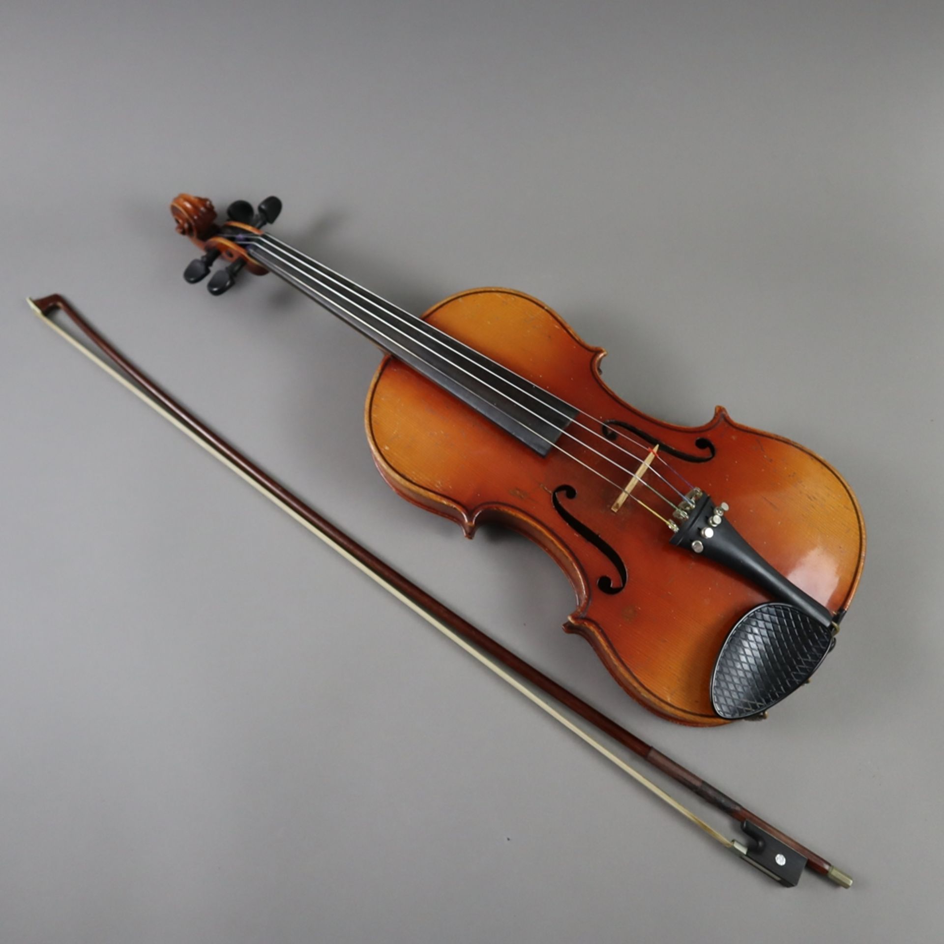 Geige mit Bogen im Geigenkoffer - auf dem Etikett bezeichnet " Joseph Guarnerius fecit Cremonae ann