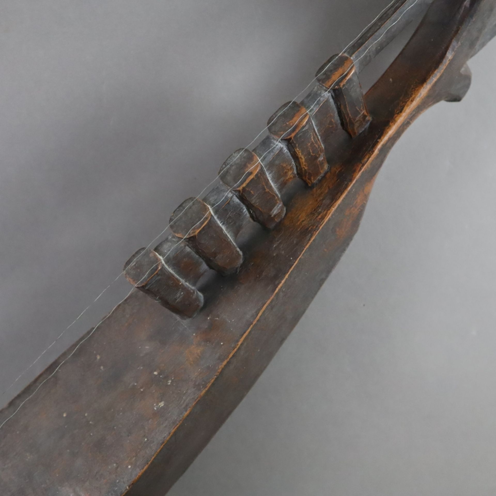 Indonesische Bootslaute "Kecapi" - Sulawesi, langgezogener bootsförmiger Holzkorpus, zwei Saiten, G - Bild 6 aus 7