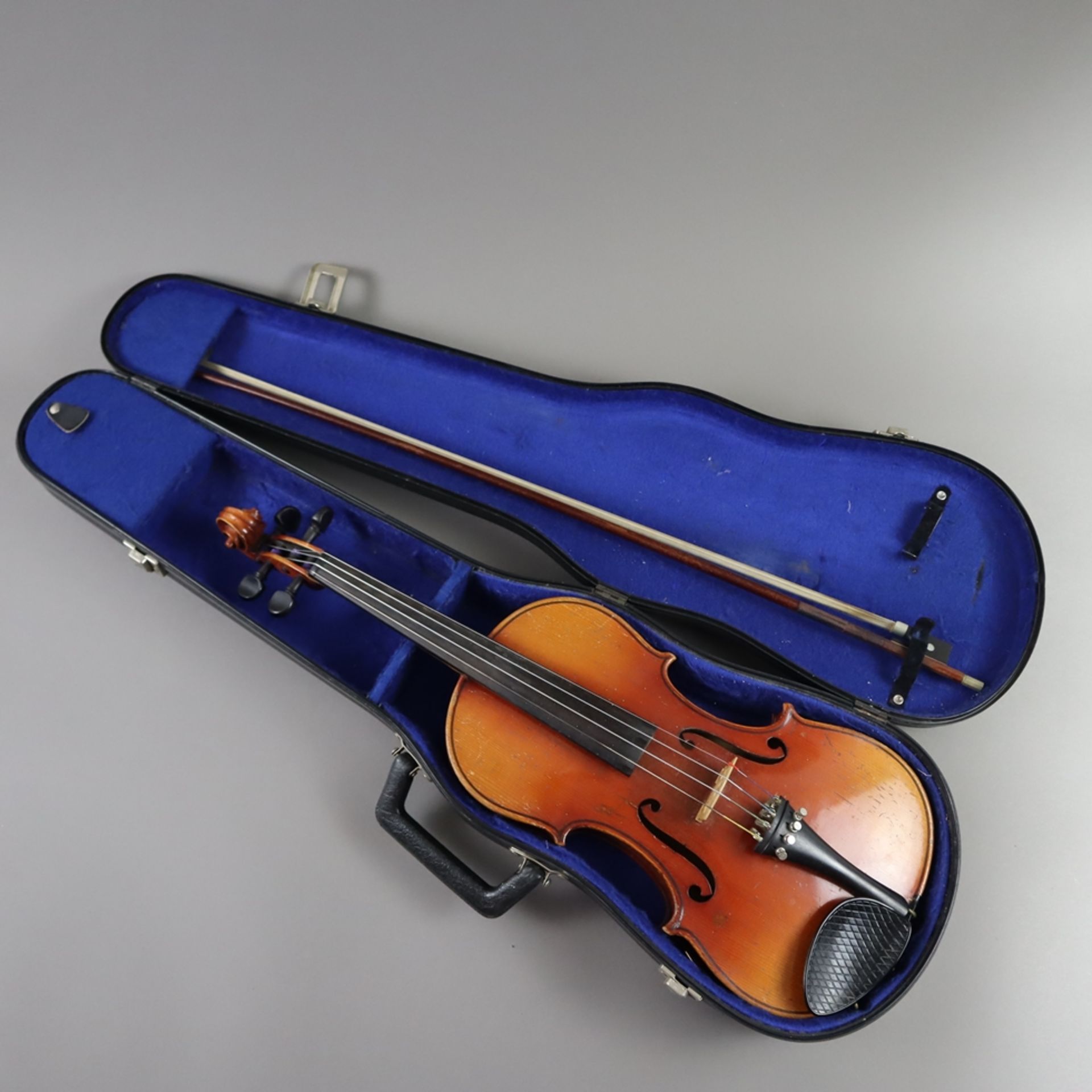 Geige mit Bogen im Geigenkoffer - auf dem Etikett bezeichnet " Joseph Guarnerius fecit Cremonae ann - Bild 3 aus 13