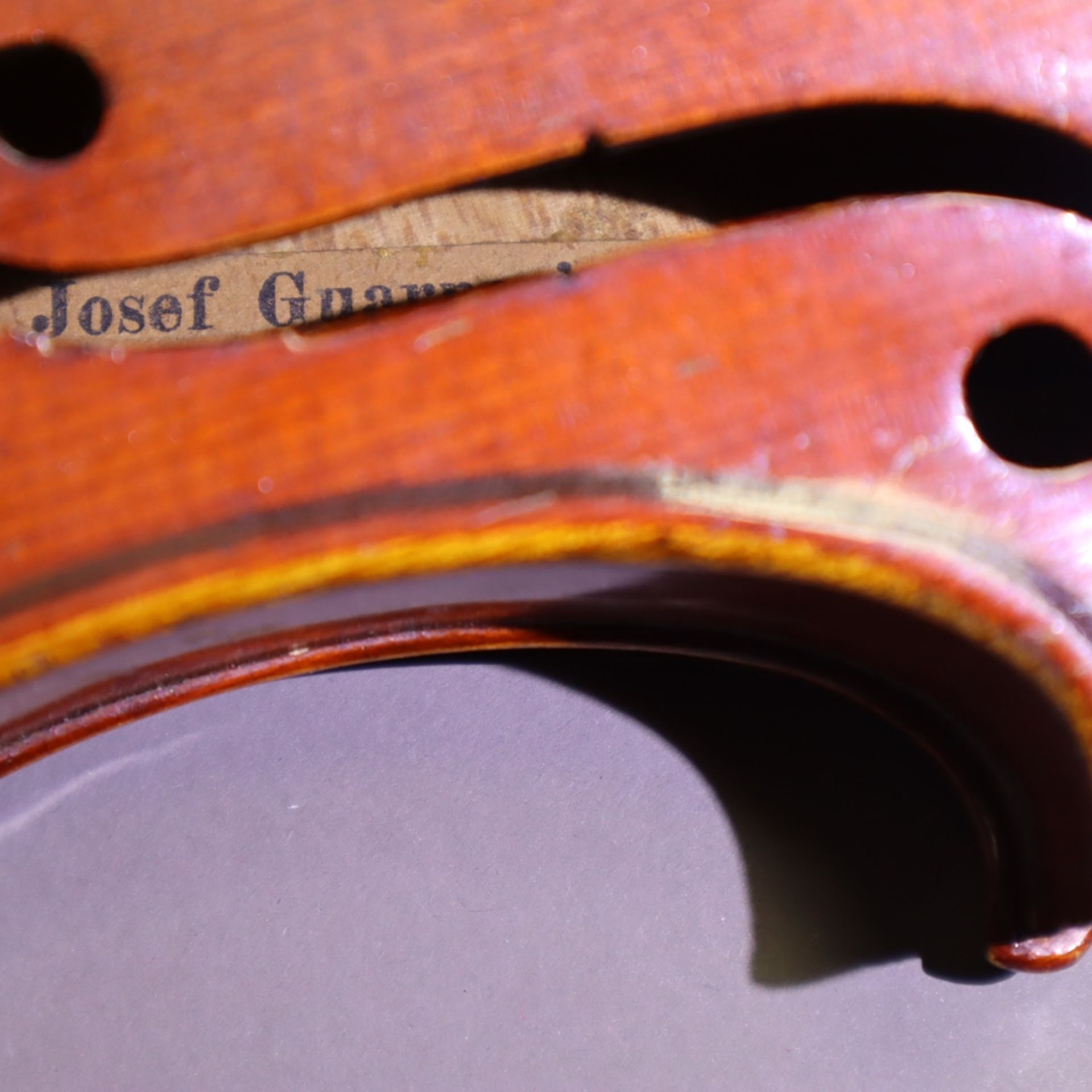 Geige mit Bogen im Geigenkoffer - auf dem Etikett bezeichnet " Joseph Guarnerius fecit Cremonae ann - Bild 10 aus 13
