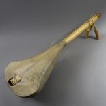 Saiteninstrument Loutar - wohl Marokko, 20. Jh., traditionelles Zupfinstrument, Holzkorpus mit Perl