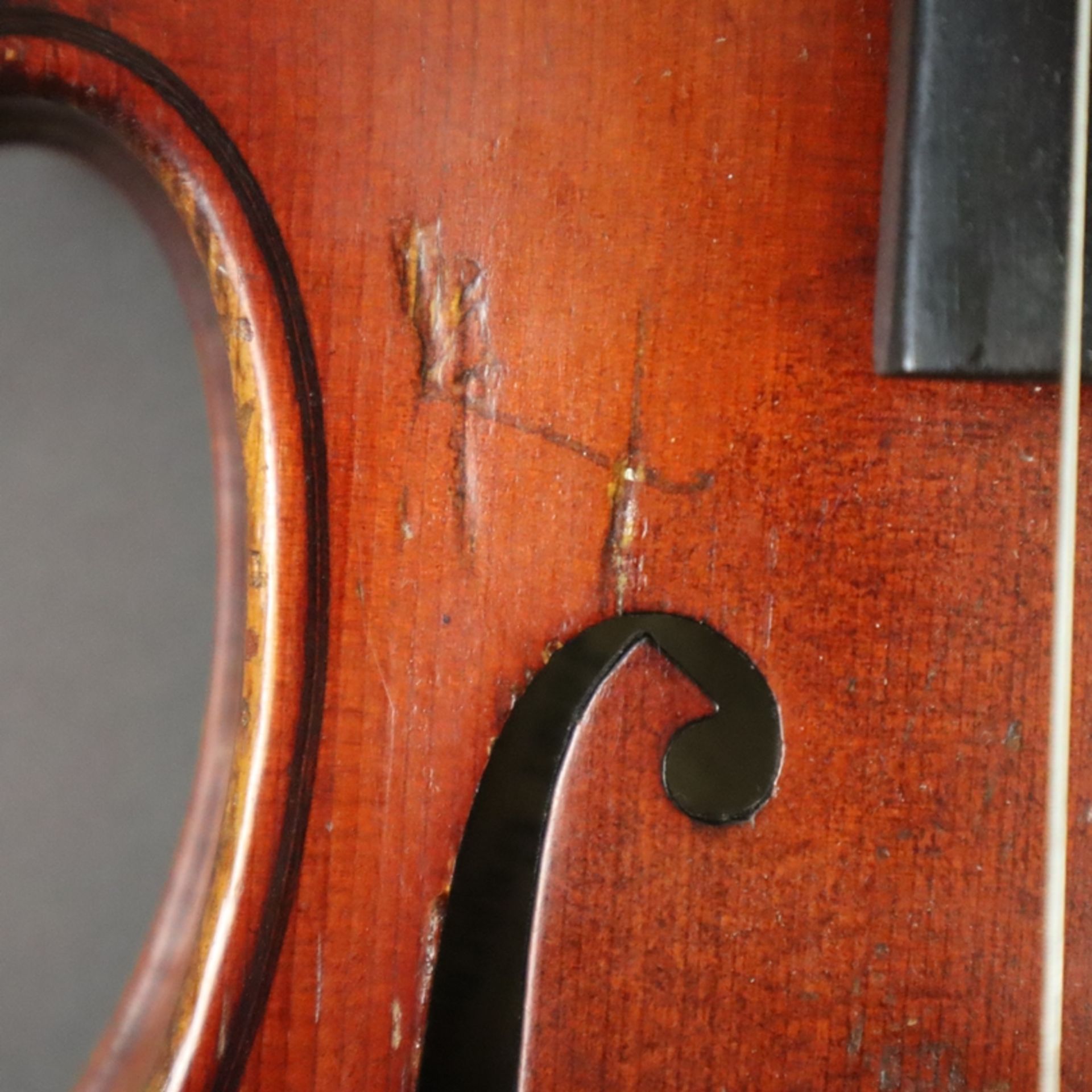 Geige mit Bogen im Geigenkoffer - auf dem Etikett bezeichnet " Joseph Guarnerius fecit Cremonae ann - Bild 7 aus 13