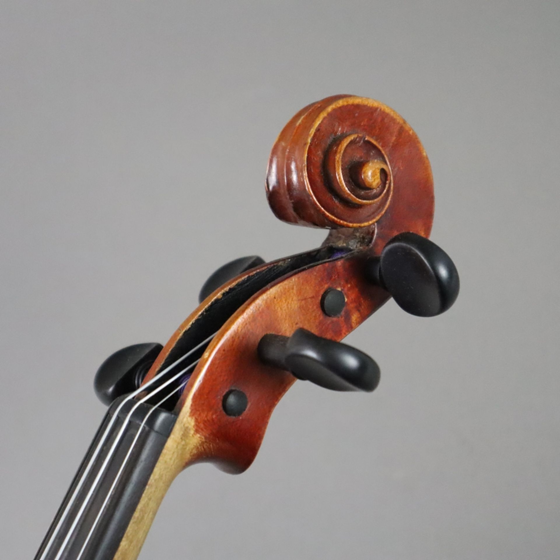 Geige mit Bogen im Geigenkoffer - auf dem Etikett bezeichnet " Joseph Guarnerius fecit Cremonae ann - Bild 5 aus 13