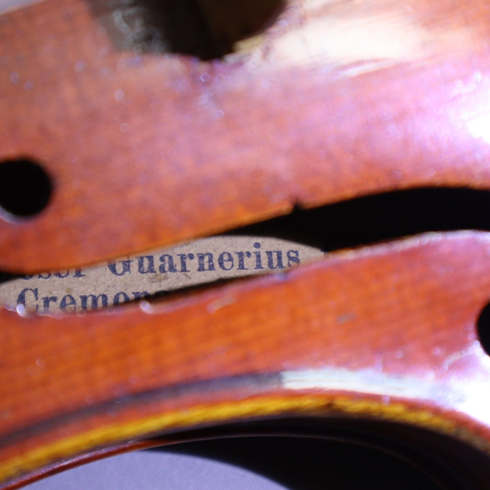 Geige mit Bogen im Geigenkoffer - auf dem Etikett bezeichnet " Joseph Guarnerius fecit Cremonae ann - Bild 9 aus 13