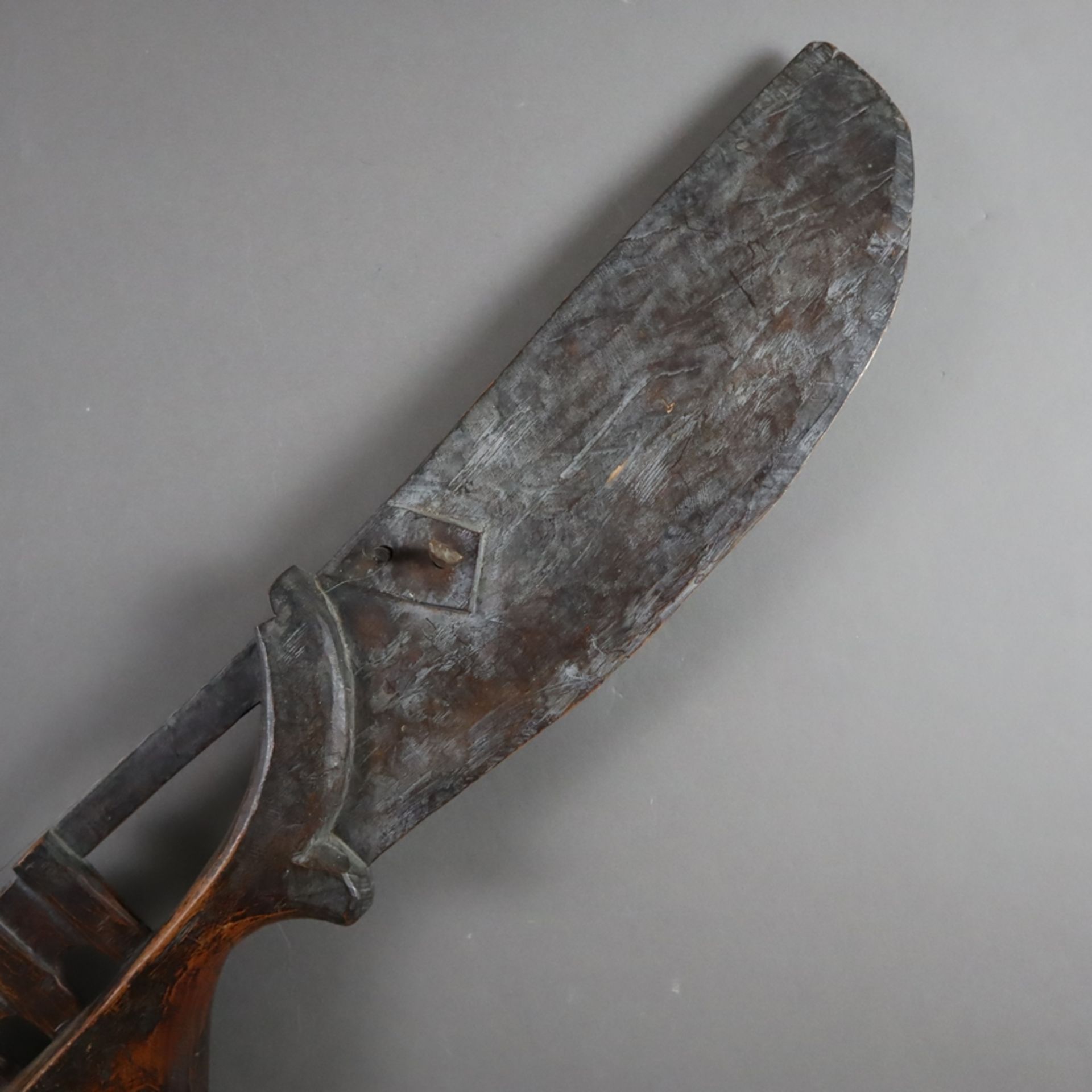 Indonesische Bootslaute "Kecapi" - Sulawesi, langgezogener bootsförmiger Holzkorpus, zwei Saiten, G - Bild 4 aus 7