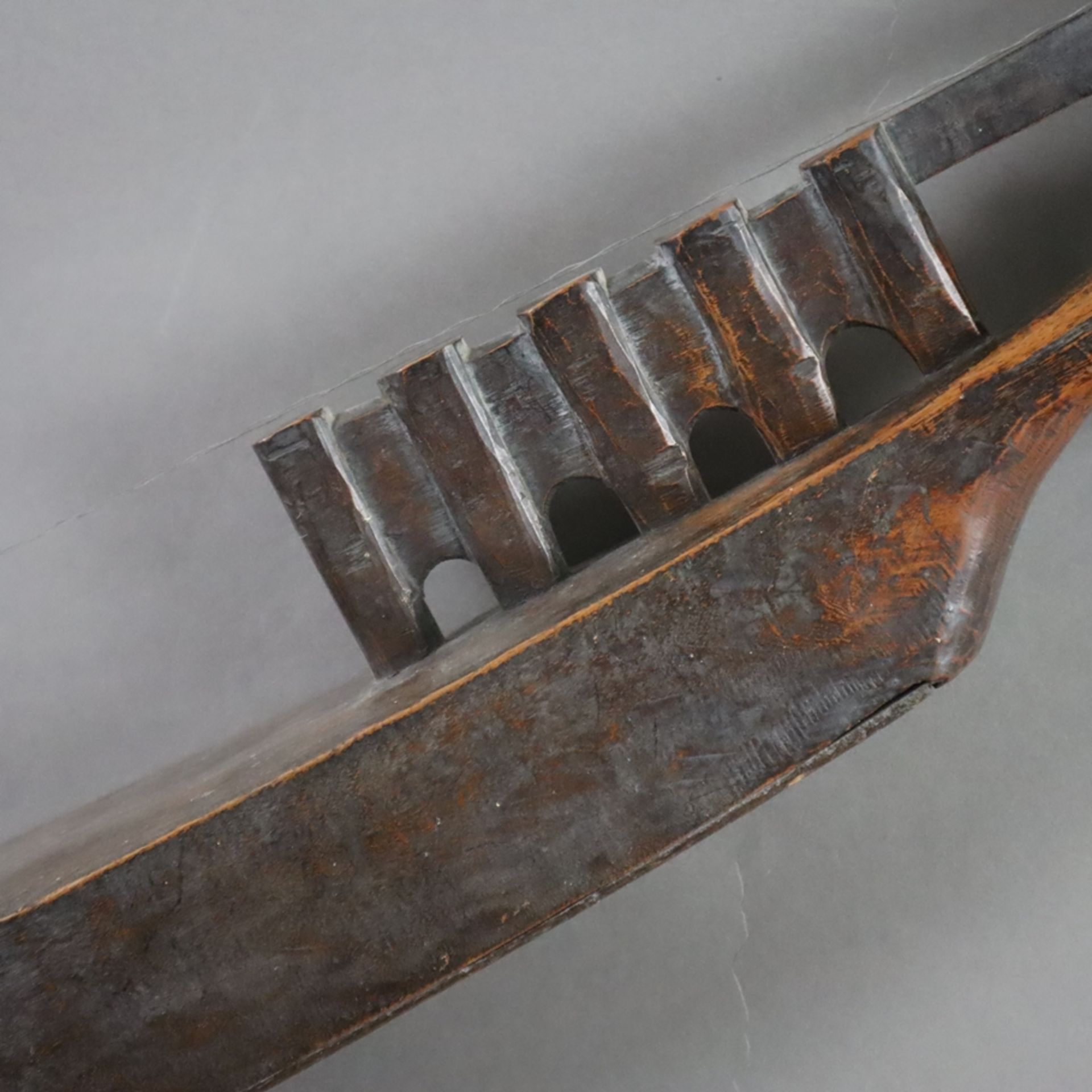 Indonesische Bootslaute "Kecapi" - Sulawesi, langgezogener bootsförmiger Holzkorpus, zwei Saiten, G - Bild 3 aus 7