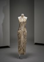 Anonyme, collection Haute Couture, circa 1948/1952. Robe du soir en mousseline ivoire et or.