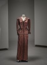 Madeleine de Rauch, collection Haute Couture, circa 1948/1950. Tailleur du soir en satin rouille...