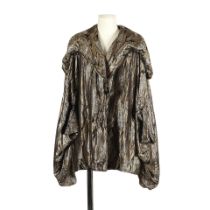 Anonyme, collection Haute Couture, circa 1925. Veste longue du soir en brocart.