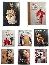8 ouvrages sur la mode dans le cinéma, le théâtre et l'opéra.
