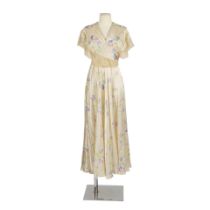 Anonyme, circa 1930. Quatre chemises de nuit en soie et incrustation de dentelle mécanique.