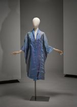Charles James, collection Haute Couture, circa 1937. Cape en gros grain rayé bleu à re...