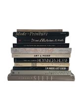 11 ouvrages sur la mode, l'illustration et l'art.