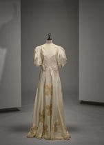 Anonyme, circa 1930. Robe du soir longue en soie ivoire et velours beige.